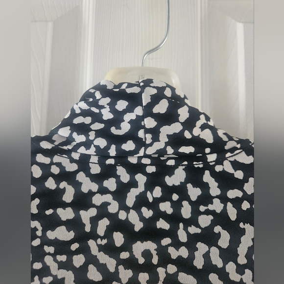💥Chaus Black & White Shawl Collar Blouse, Sz S (💥2/$12 Bundle) - Picture 7 of 8